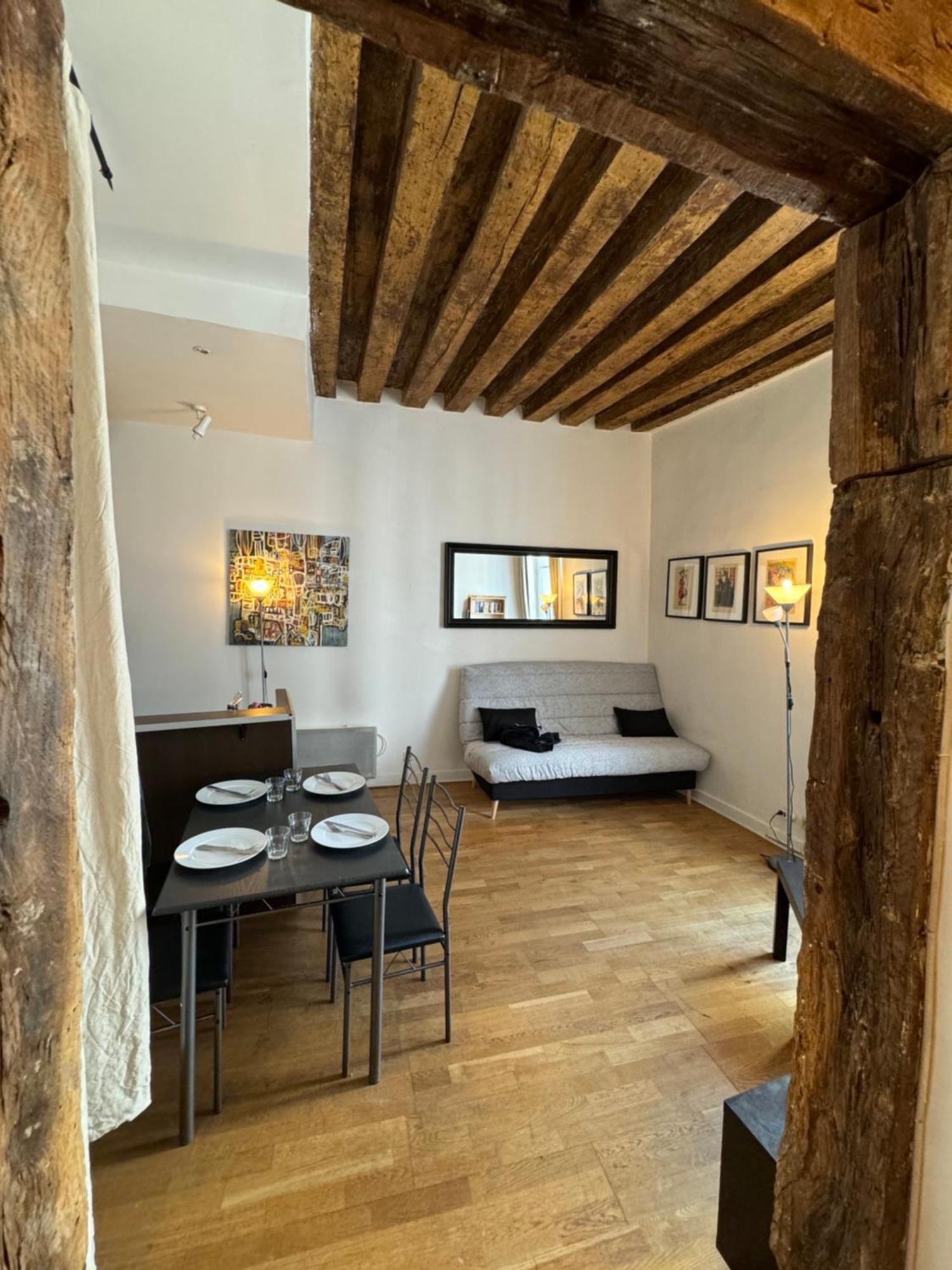 Appartement Typique Parisien Au Coeur Du Marais Bagian luar foto
