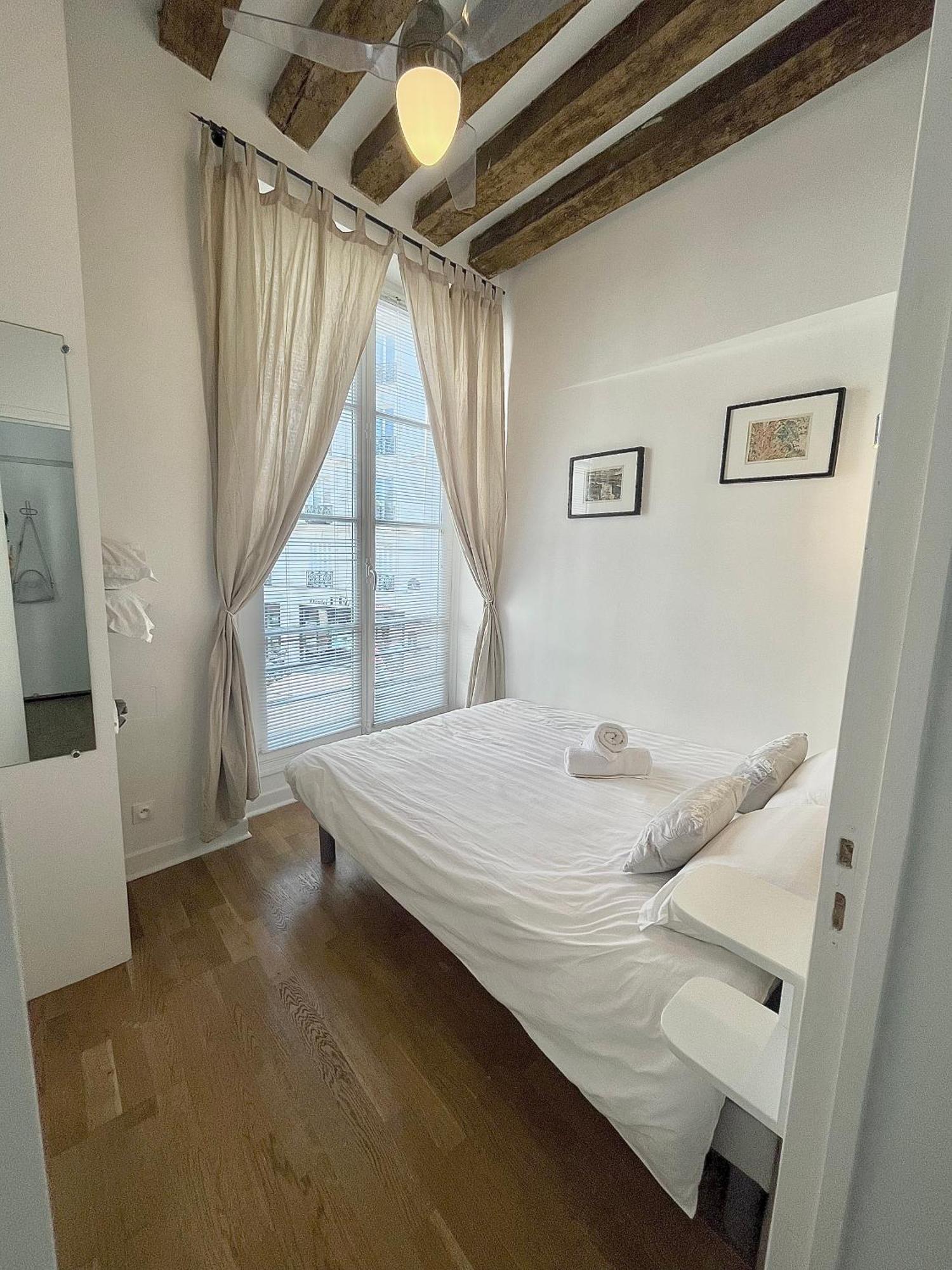 Appartement Typique Parisien Au Coeur Du Marais Bagian luar foto
